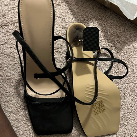 Black heels - Picture 3 of 5